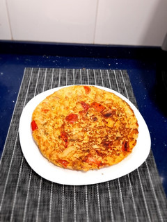 Una foto de Tortilla de calçots y pimiento rojo