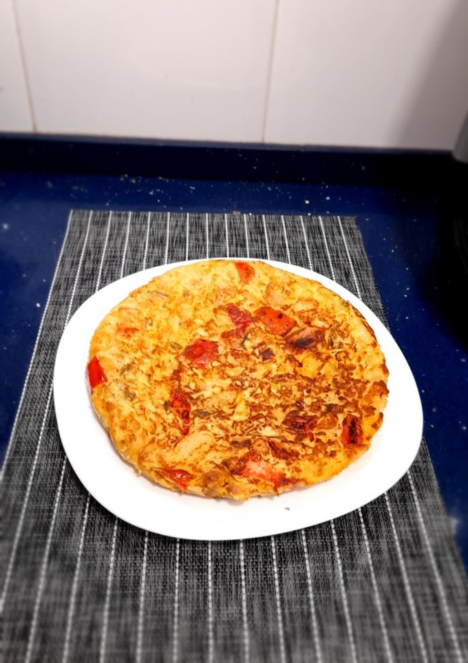 Una foto de Tortilla de calçots y pimiento rojo