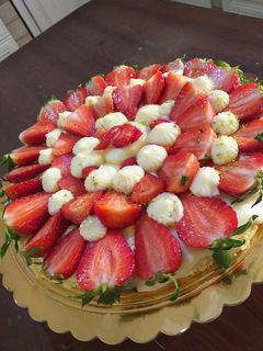 Foto di Crostata morbida con crema e fragole