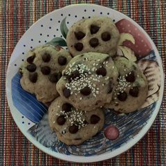 A picture of Galletas de chispas de chocolate y ajonjolí con descarte de masa madre 🍪.