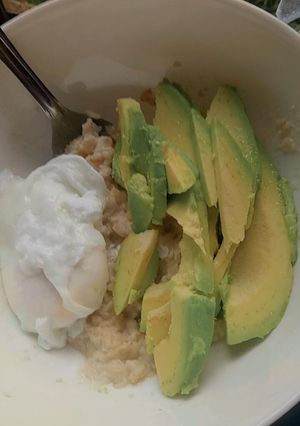 Foto resep Savoury Oatmeal with Avocado and Poach Egg