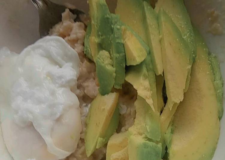 Resep Savoury Oatmeal with Avocado and Poach Egg yang Enak