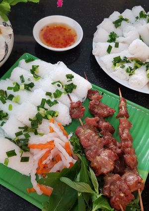 A picture of Grilled Pork with Banh Hoi for Breakfast.