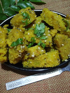 દુધી ના મુઠીયા (Dudhi Muthia Recipe In Gujarati) રેસીપી મુખ્ય ફોટો