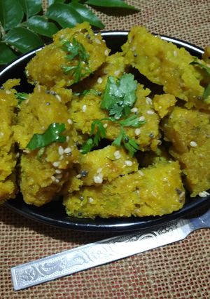 દુધી ના મુઠીયા (Dudhi Muthia Recipe In Gujarati) રેસીપી મુખ્ય ફોટો