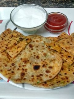 ચીઝી પનીર પરાઠા(cheesy paneer paratha Recipe in gujarati) રેસીપી મુખ્ય ફોટો