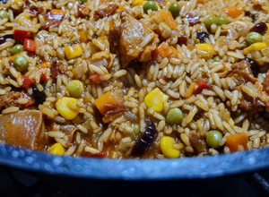 Una foto de ARROZ GUISADO🌽🫛🌶️🥕 Con🥓Tocino...!🐷