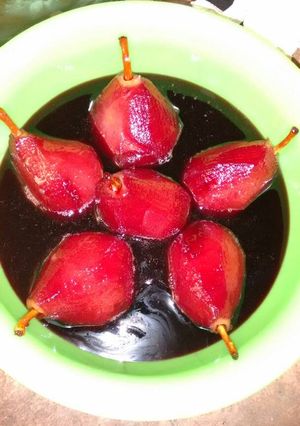 Una foto de Peras al vino tinto