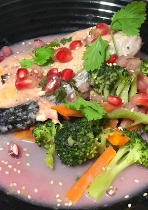 Foto de Salmão com legumes e molho de romã