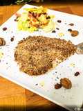 Branzino in crosta di olive con insalata estiva ai peperoni e mele