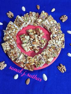 સૂકામેવા ની ચીકી (Dryfruits chikki Recipe in Gujarati) રેસીપી મુખ્ય ફોટો