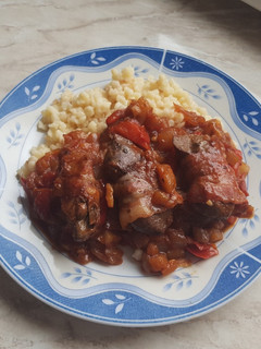 St Galleni csirkemáj, francia lecsóval és tarhonyával recept fotója