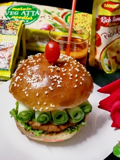 मैगी टिक्की बर्गर(Maggi tikki burger recipe in hindi) रेसिपी मुख्य फोटो