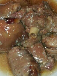 Una foto de Guarrito en salsa con almendras en la olla GM g