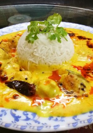 A picture of Pakodi ki kadhi with plain rice.