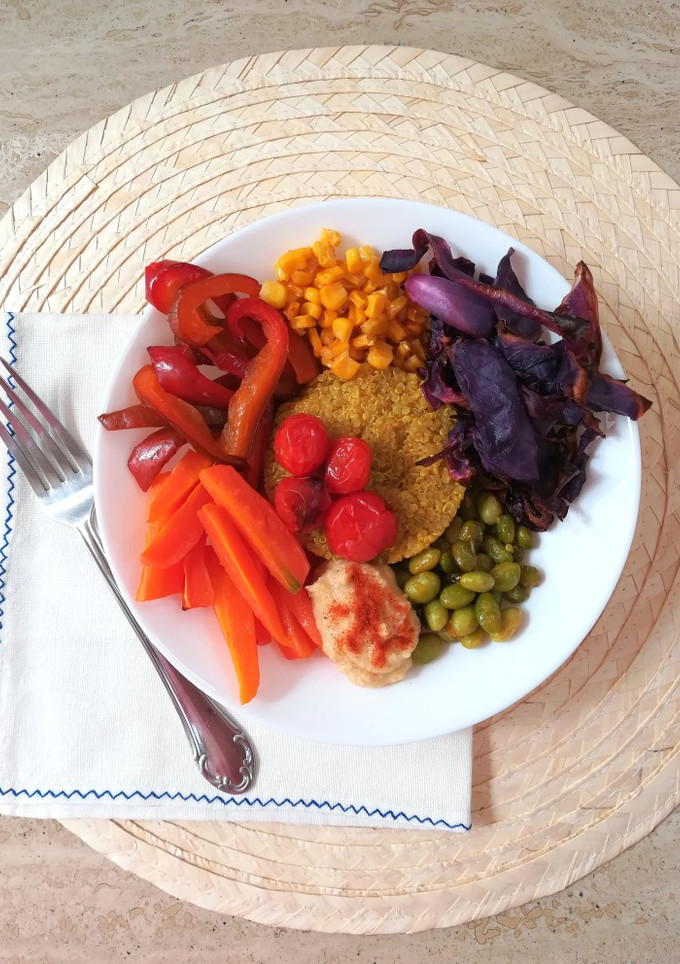 Una foto de Bol de verduras asadas con quinoa