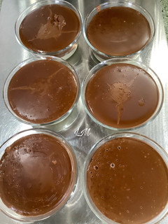 Una foto de Tarta tres chocolate en cuencos individuales en Thermomix