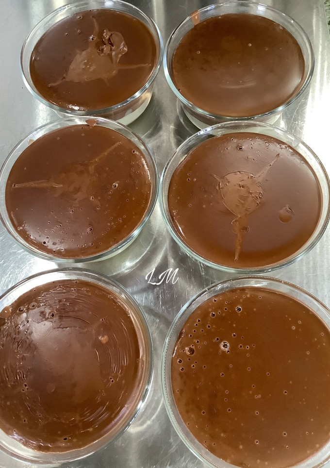 Una foto de Tarta tres chocolate en cuencos individuales en Thermomix