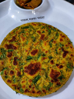 पालक मक़्का पराठा (Palak Makka paratha recipe in Hindi) रेसिपी मुख्य फोटो