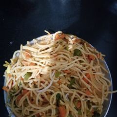 A picture of Veg hakka noodles.