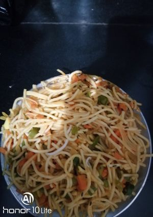 A picture of Veg hakka noodles.