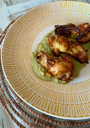 Una foto de Alitas de pollo con miel, limón y soja