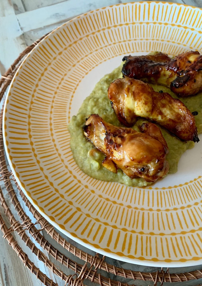 Una foto de Alitas de pollo con miel, limón y soja