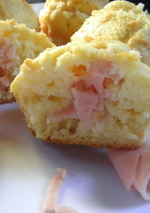 Una foto de Muffins salados con corazón de queso y jamón