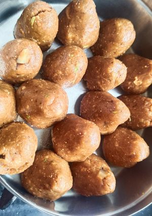 गुड आटे के लड्डू रेसिपी मुख्य फोटो