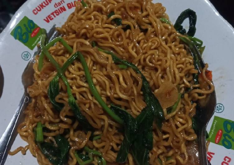 Indomie kangkung balacan