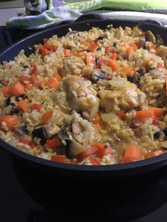 Una foto de Arroz con pollo y verduras