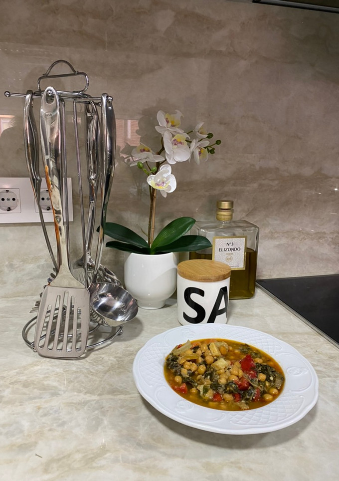 Una foto de Potaje de Garbanzos con Acelgas y Bacalao Extremeño. Potaje de Semana Santa