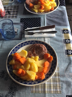 Foto principal de Hamburguesa con patatas y zanahoria