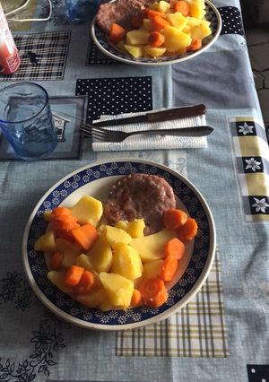 Una foto de Hamburguesa con patatas y zanahoria