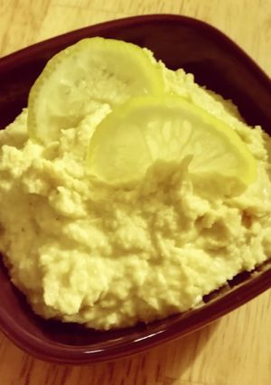 Una foto de Hummus de garbanzos al limón