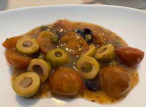 Una foto de Salsa de tomatitos cherry con aceitunas y alcaparras