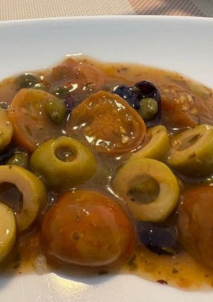 Una foto de Salsa de tomatitos cherry con aceitunas y alcaparras