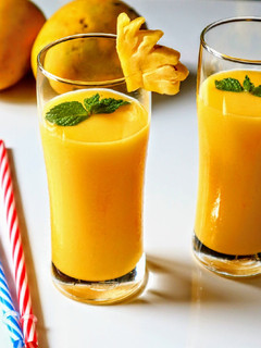 A picture of Mango pineapple smoothie.