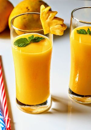 A picture of Mango pineapple smoothie.