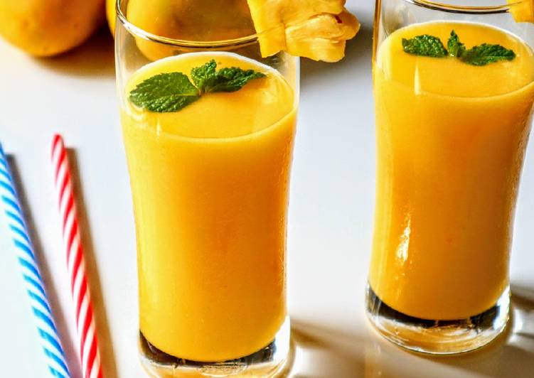 Mango pineapple smoothie