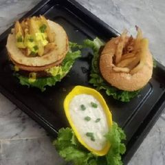 A picture of Lettuce 🥬 Green donut burger 🍔💚.
