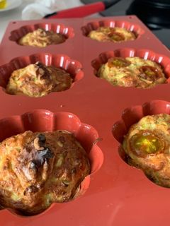 Una foto de Muffins saludables de calabacín y queso