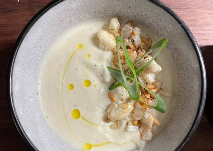 Cauliflower soup with roasted garlic