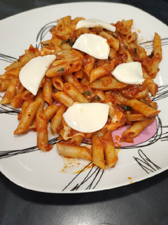 Una foto de Macarrones con tomate, albahaca y mozzarella