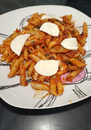 Una foto de Macarrones con tomate, albahaca y mozzarella