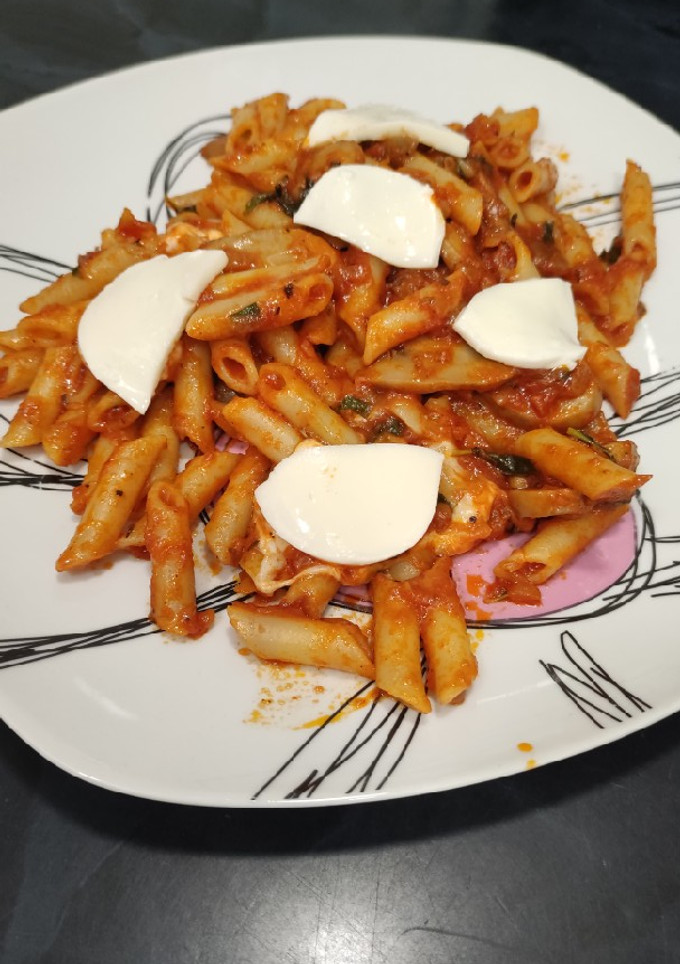 Una foto de Macarrones con tomate, albahaca y mozzarella