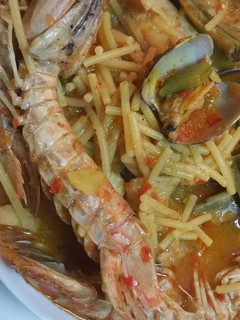 Una foto de Cazuela de Galeras con fideos