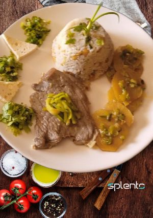 Una foto de CARNE SUDADA, con ARROZ de GARBANZO y papas con verduras verdes y mantequilla clarificada con ajo