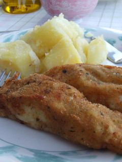 Una foto de Bacalao fresco empanado con salsa de eneldo y whisky