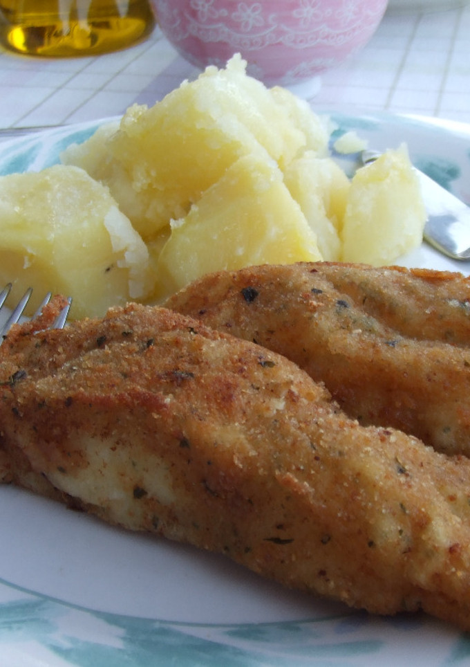 Una foto de Bacalao fresco empanado con salsa de eneldo y whisky